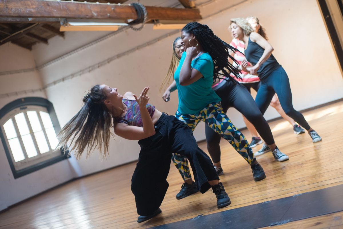 Des participantes à un cours de danse